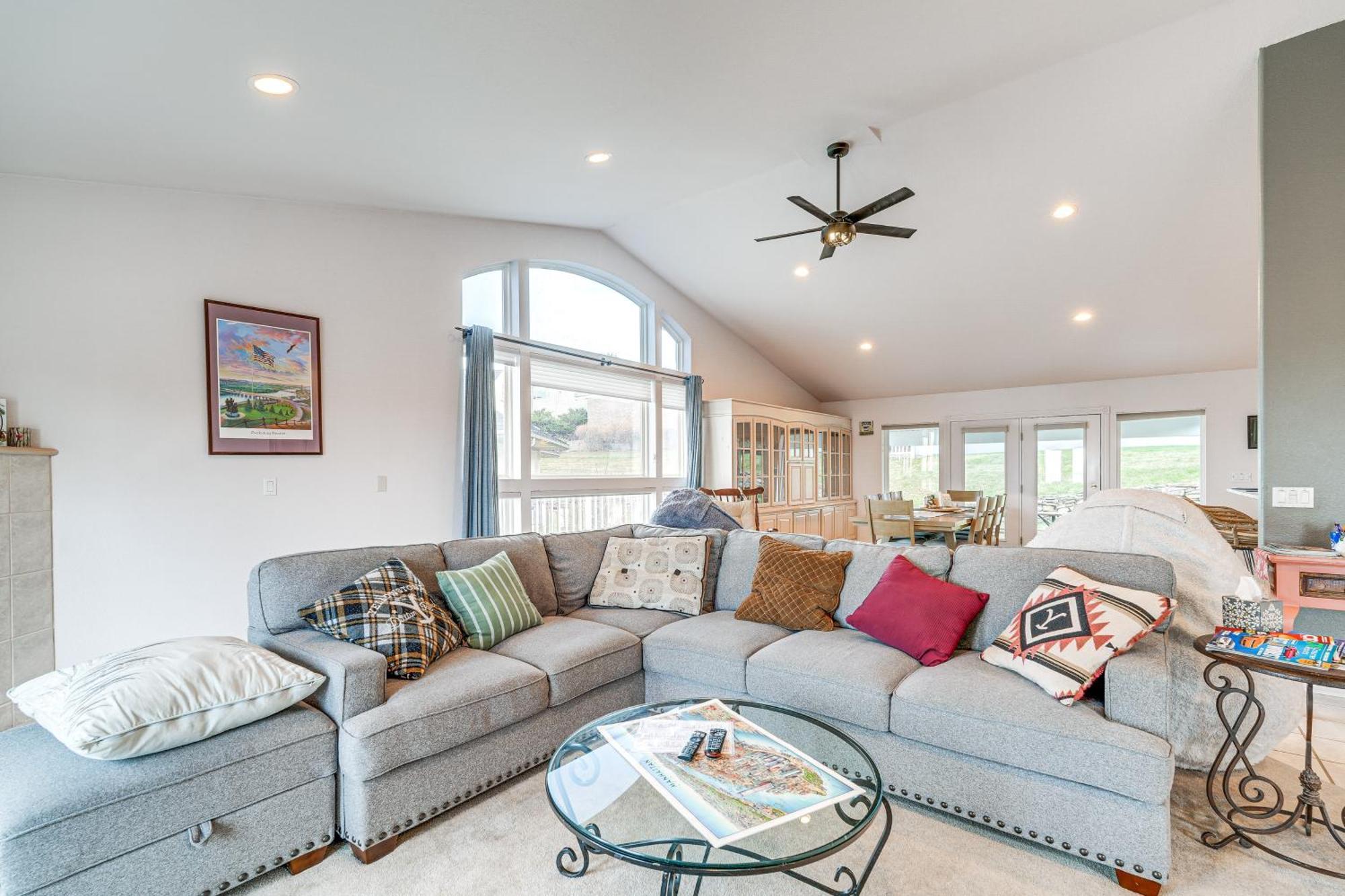 Inviting Great Falls Home With Wraparound Deck! Eksteriør billede